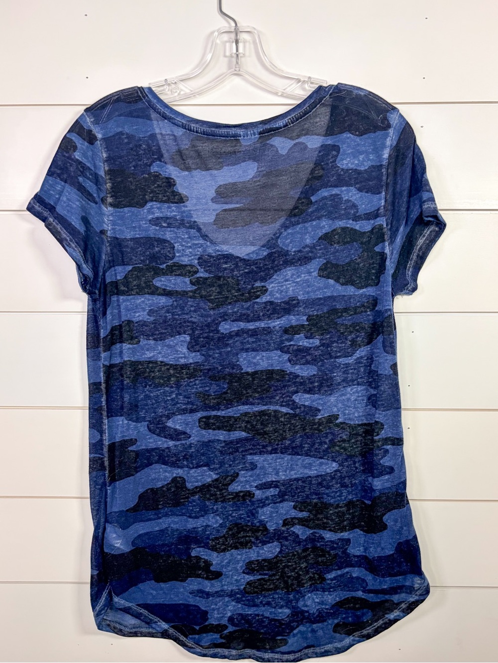 Lucky Brand Women's Dark Blue Camo Burnout V-Neck Tee, EUC, Size Medium - Picture 11 of 11